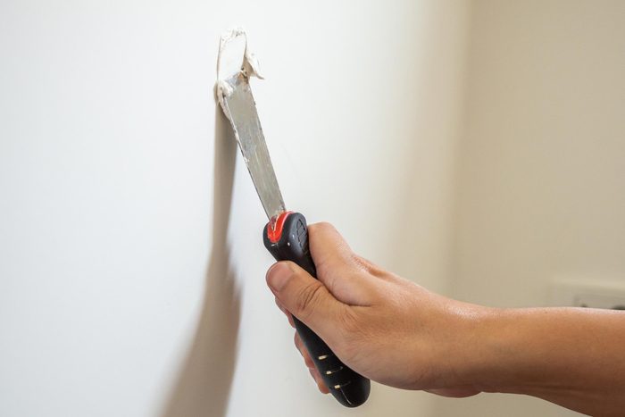 Patch Hole in the wall with sparkling and a puddy knife