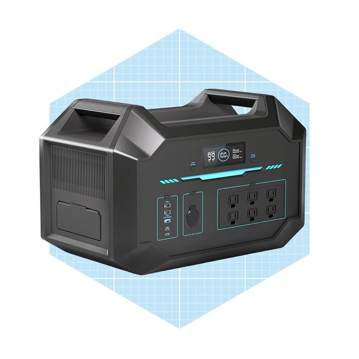 A portable power station displays multiple outlets and a digital monitor, indicating battery status, set against a light blue geometric background.