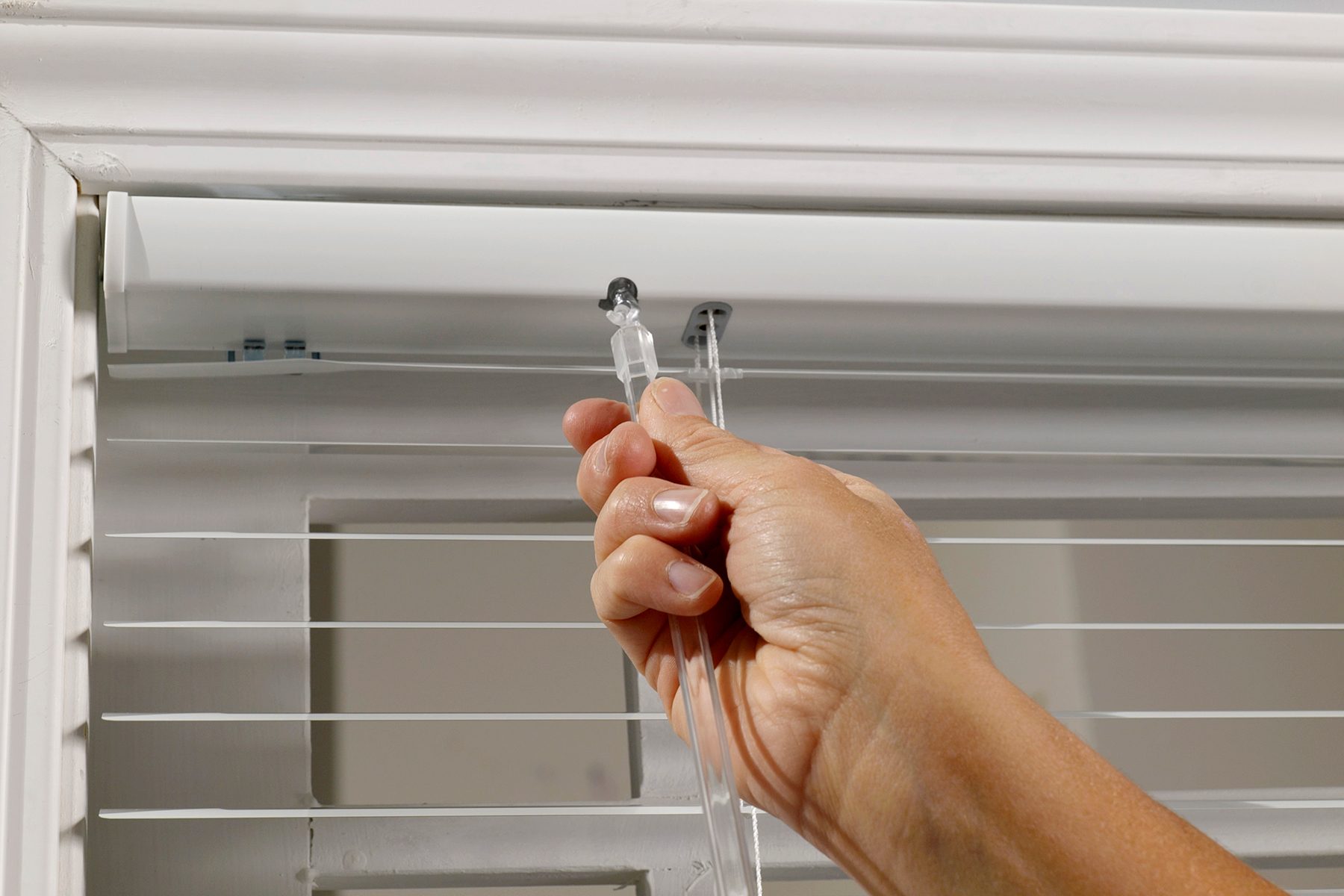 How To Install Window Blinds Fhmvs23 Mf 08 21 Installblinds 5 Ss Edit