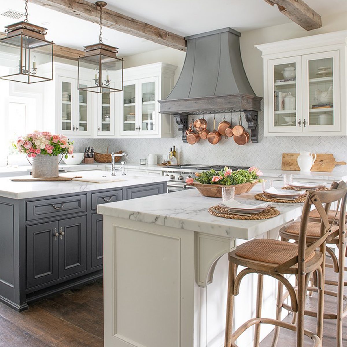 8 Kitchen Island Decor Ideas Coordinated Floral Centerpieces Courtesy @sanctuaryhomedecor